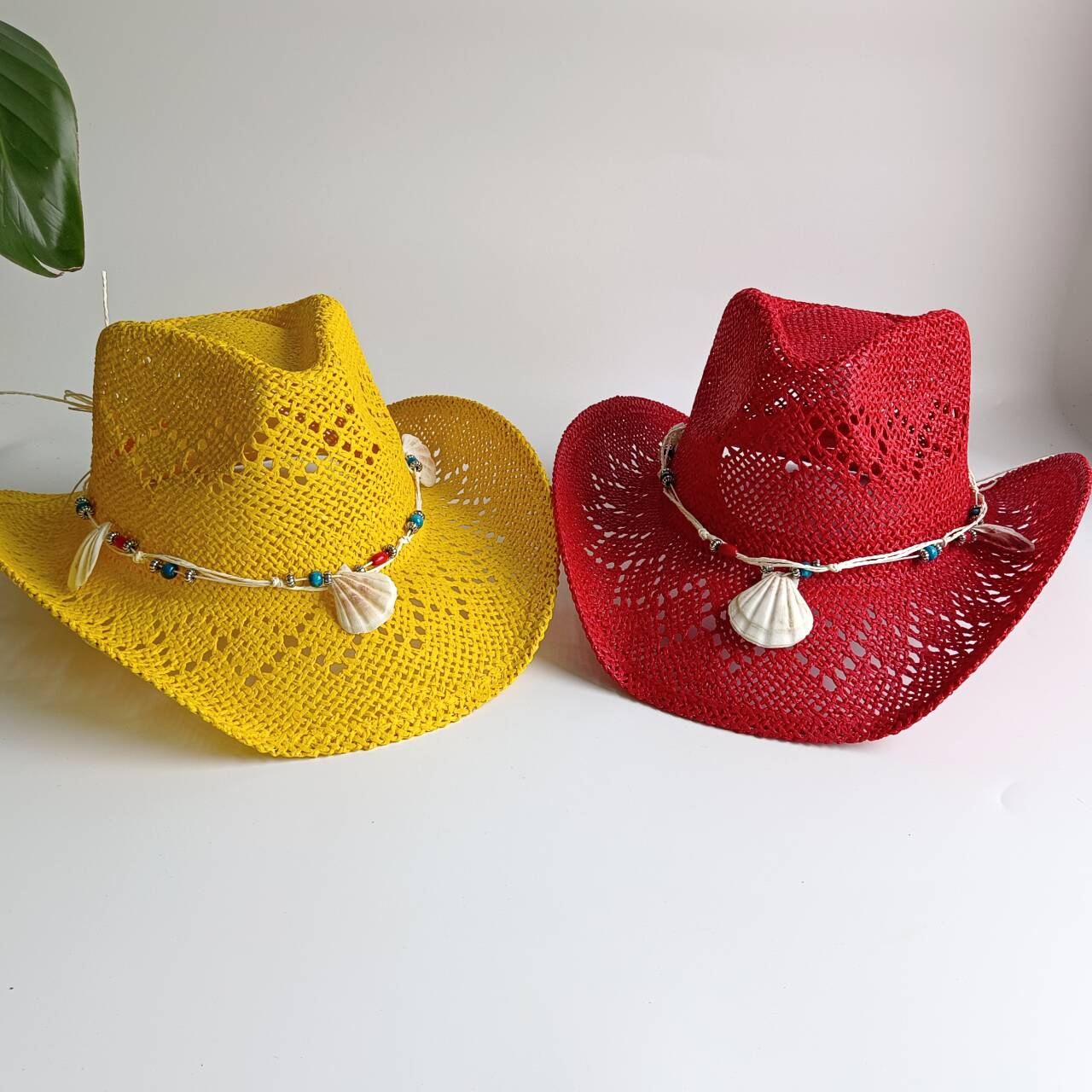 Cowboy Hat Straw - หมวกคาวบอยสีเหลืองสดใส หมวกฟางชายหาดสำหรับผู้หญิงและผู้ชาย ประดับเปลือกหอยและมุก หมวกปีกกว้างสไตล์ตะวันตก หมวกกันแดด หมวกทรงโซมเบรโร